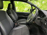 前席は座面と背もたれにゆとりがあり、運転席から前方や左右を確認しやすいレイアウトです。助手席との距離感もほどよく、落ち着いた色調の室内で日々の移動を快適に過ごせます。