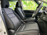 ゆったりとした前席は、座面と背もたれに厚みを感じさせる形状で、運転席からの視界も開放的です。落ち着いた色合いの室内で、毎日の移動もリラックスして過ごせます。