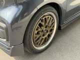 VERZ DDR01を装着しています!細かなスポークとブロンズ系の色合いが特徴で、グレーのボディの足元へ華やかさを添えています。
