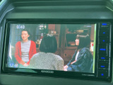 画面が見やすく、停車時にテレビ番組や映像を楽しめる装備です。操作ボタンも画面脇にまとまっており、停車中に必要な表示や操作を確認しやすいのも便利です。