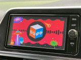 テレビ映像を表示できる画面を備え、停車中の休憩時間に番組や映像を視聴できます。画面は操作ボタンの近くに配置され、停車中に見たい番組を選ぶ際にも便利です。