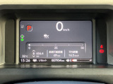 速度やシフト位置、走行に関する情報が一画面に表示され、運転中に必要な表示を確認しやすい配置です。視線移動を抑えて情報を見られるため、日々の運転を支えるメーター廻りです。