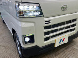 【LEDヘッドライト】悪天候や夜間走行時も良好な視界を確保し安心して運転できる高輝度LEDヘッドライトを装備!点灯速度が早く、消費電力も抑えられています。