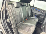 安全性と快適性を追求した、少し硬めのシート。 これは長時間の運転や渋滞などの状況でも、身体の疲労度が少ないことを求めたものです。
