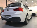コーナーセンサーが搭載しておりますので、車庫入れの際など、障害物の接近を音で知らせます。