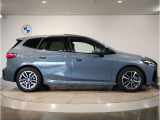 【BMWの伝統-3】BMWのお車は、&ldquo;駆け抜ける歓び&rdquo;を体現しております。走行の安定性とコーナリングの良さを追求し、思い通りにハンドルの操作可能です。