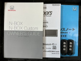 スマートキーは鍵をバッグに入れたままでもドアロックの開閉やエンジンのON・OFFができます。夜間や雨の日も鍵を探さなくて良いので便利です。