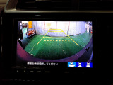 バックカメラの画像です。ガイドラインがスムースな車庫入れをサポートいたします。車庫入れの安心感がアップしますね。