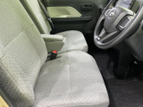 ゆったりとした前席は、座面と背もたれに柄のあるファブリックを採用。運転席まわりを見渡しやすく、足元もすっきりとしており、落ち着いて過ごせる空間です。