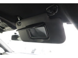 対向車のライトや日差しが眩しいときに役立つサンバイザーです。照明付きのバニティミラーも付いています。