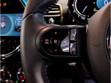 MINIの内装はとにかく『円』に拘ったデザインコンセプトが一目で伝わってきます。これほど円形に拘った車は他に御座いません。伝統のデザイン、トグルスイッチなど遊び心のある内装で御座います。