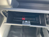 グローブボックスは奥行きたっぷり、車検証やオーナーズマニュアルを収納するポケット付きです。