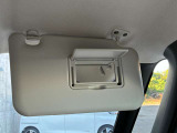 運転席サンバイザーにはミラーがついております。