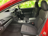 助手席まわりは前方の見通しがよく、シートに腰掛けた際も落ち着いて過ごせる空間です。シンプルな色合いでまとまった室内は清潔感があり、同乗する方にもくつろいでいただける印象です。