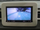車両後方の映像を映すバックモニター。進路を確認しながら安全に車庫入れできます。