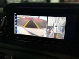狭い駐車場や取り回しも余裕。360度カメラが車両周囲をリアルに映し出し、まるで上空から見ているかのような安心感とスムーズな操作性を実現します。