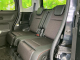 後席は左右の座席にヘッドレストを備え、中央席も含めて乗車人数に合わせて使いやすい空間です。窓から光が入り、落ち着いたシートで同乗者にもゆったり過ごしていただけます。