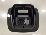 普通充電に加えて、急速充電の国際標準規格「CHAdeMO」に対応しています。また、ACコンセントには標準装備の普通充電用ケーブルを使うことが可能です。