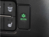 ◆ECONスイッチ(ECONモード)◆エンジンやエアコンといった、クルマ全体の動きを燃費優先で自動制御するECONモード。空調など快適性を優先したいときは、スイッチを押してOFFにできます。