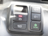 電子パーキングブレーキ装着車です。信号待ちなどでブレーキペダルから足を離せるホールド機能も付いております。