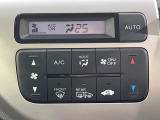 【オートエアコン】一度お好みの温度に設定すれば、車内の温度を検知し風量や温度を自動で調整。暑い&hellip;寒い&hellip;と何度もスイッチ操作をする必要はありません。快適な車内空間には必須の機能ですね♪
