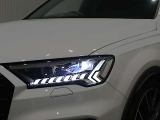 必要な場所を正確に照らすマトリクスLEDヘッドライトの機能と美しさ、LEDをストライプのように並べたウイング形状のデイタイムランニングライトは、美しく、昼間走行中の識別性を高めるAudiオリジナルのアイデアです
