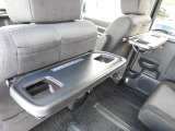 ★シートバックテーブル★おでかけの合間の休憩に便利なテーブルを運転席と助手席の背面に。ちょっとした食べ物と、ペットボトルを2本置けます!