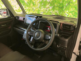 運転席まわりは視線を前方へ向けやすいレイアウトで、窓も大きく周囲を確認しやすい印象です。シートや操作部が手の届く範囲にまとまり、乗り込んだ際も落ち着いて過ごせます。