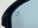 斜め後ろに存在する車を探知。その方向のドアミラー鏡面上にマークを表示し、存在をお知らせしてくれます。また、その方向にウインカーを操作すると、マークの点滅と警告音で注意を促します!