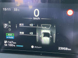 スピードメーター上に運転をサポートする様々な情報を表示してくれます。