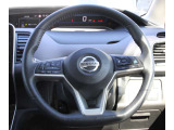各種のコントロールスイッチが内蔵され、運転に集中できるステアリング。革巻き素材と造形が手にしっくり馴染みます。