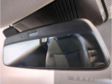 【ルームミラー一体型ETC車載器】ルームミラーの裏側に目立たない様に配置されたETCカード挿入口。スタイリッシュ且つ機能的なものとなっております。