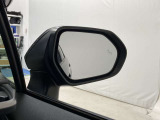 後続車が接近するのを知らせてくれるBSM(ブラインドスポットモニター)。接近するとドアミラー部の警告灯が光ってくれるので、万が一の追突も防げそうですね♪上級装備です。