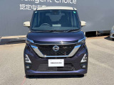 フロントガラスの上部には衝突軽減ブレーキの装置も付いており、より安全に運転を楽しんでいただくことができます。