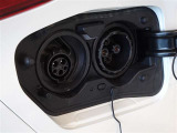 運転席後方に充電用差込口があります。