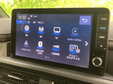 FM・AM・テレビやスマートフォン連携など、音楽や情報を楽しむ選択肢が画面にまとまっています。表示を見ながら、用途に合わせて選びやすい仕様です。