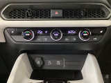 【左右独立オートエアコン】左右席で独立温度コントロールが可能です。運転席はキンキンに冷やして助手席はマイルドにと言った設定が可能です☆暑さ寒さでケンカすることもなくなりますね♪