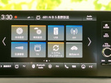 USBやAM、テレビ、Bluetooth Audioなど複数のメニューを表示。使いたい項目を画面上で選びやすく、音楽や各種設定など日常の利用に便利な装備です。