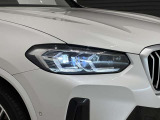 アダプティブLEDヘッドライトはステアリングを切った方向を照らします。