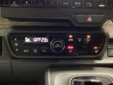 オートエアコンがついてますので簡単操作で快適に過ごせます。シートヒータースイッチ内蔵で前席の左右別々に温度設定ができます。