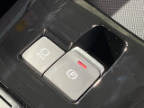【電動パーキングブレーキ】パーキングブレーキは便利な電動式!ボタン一つで操作でき、アクセルを踏めば自動で解除されます♪レバーやペダルが無いので運転席廻りもすっきりしますね♪