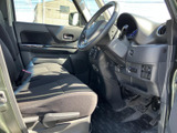 運転席まわりは前方を見渡しやすく、シートに座ったときの視界もすっきり。座面や背もたれには柄のある生地を採用し、落ち着いた雰囲気の室内で過ごせます。