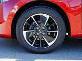 標準装備の純正16インチアルミホイール。タイヤサイズは185/60R16です。