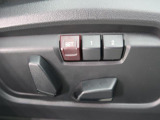 【メモリー機能付きパワーシート】運転手が代わってもボタン一つで設定ポジションに。常にご自身のドライブ設定が整います。