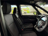 運転席の画像です。足元やシートまわりに余裕があり、リラックスした姿勢で運転が可能です。視界も良好で操作系へのアクセスもしやすく、快適で安心感のあるドライブをサポートします。