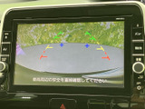 後方の映像にガイドラインが重なって表示され、駐車時に車両後方や周囲を確認する目安になります。目視も合わせて確認しながら、バックでの駐車や切り返しをサポートします。