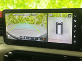 後方の映像に加え、車両周辺を上から見た表示も確認できる画面です。駐車時に周囲との距離や位置を把握しやすく、狭い場所での取り回しをサポートします。