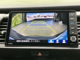 後方の映像に加えてガイド線が表示され、駐車時に車両と周囲との位置関係を確認しやすい装備です。画面で後方の状況を確かめながら、駐車スペースへの出入りを落ち着いて行えるのがうれしいポイントです。