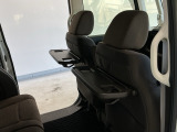 運転席と助手席のシートの裏に収納式のテーブルが装備されています。休憩時のちょっとした小物置きに使えてとっても便利ですね♪