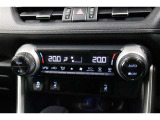 運転席と助手席、それぞれ温度調節ができ、オールシーズン快適なオートエアコンとなっております!